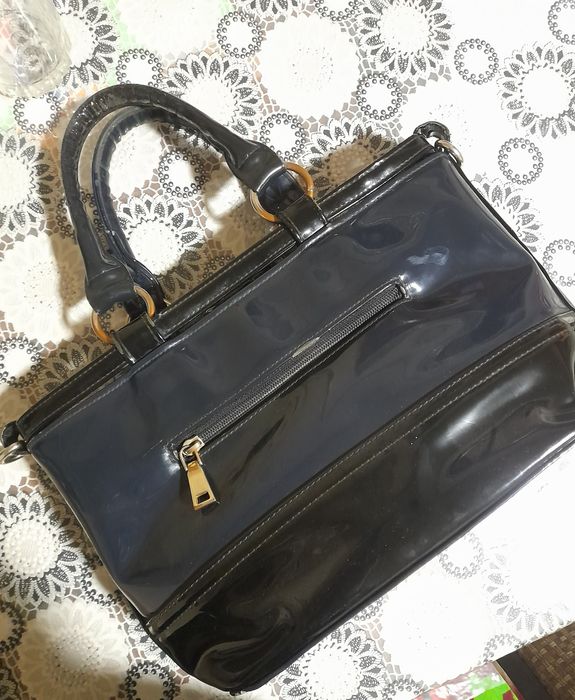 Ayollar sumkasi sotiladi