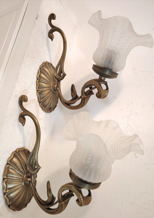 Aplice de perete de epocă în stil Art Nouveau realizate din  bronz cu brațe curbate și abajururi din sticlă mată (tip lalea).
