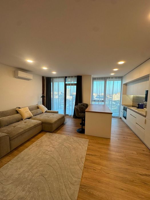 Inchiriez apartament central, parcare inclusa