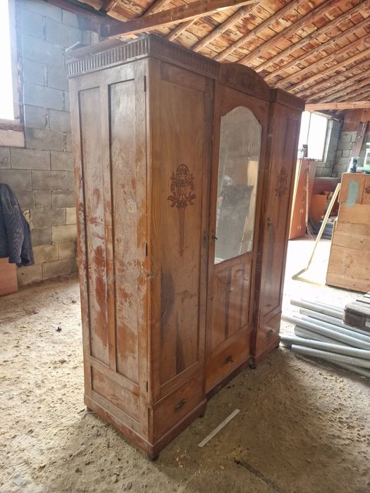 Масивен стар гардероб