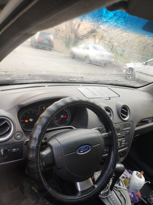 Продам автомобмль  FORD 1.5обьём