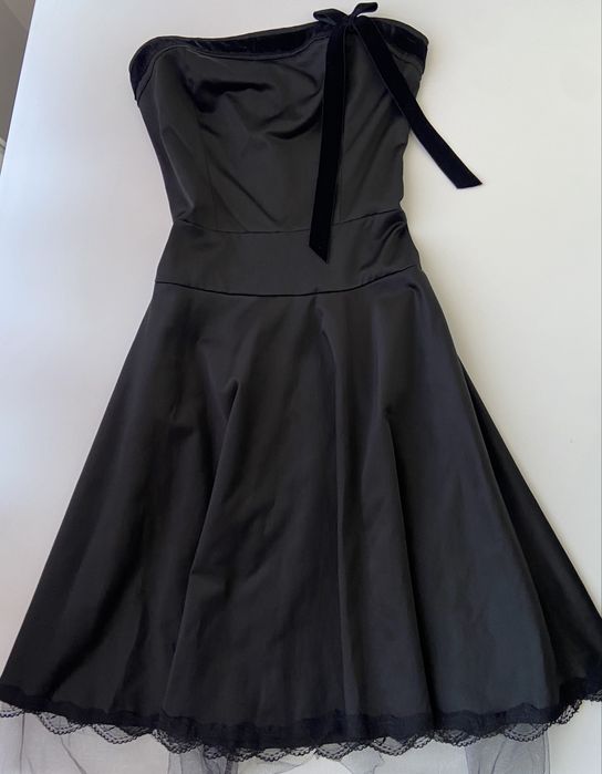 rochie neagră elegantă fără bretele