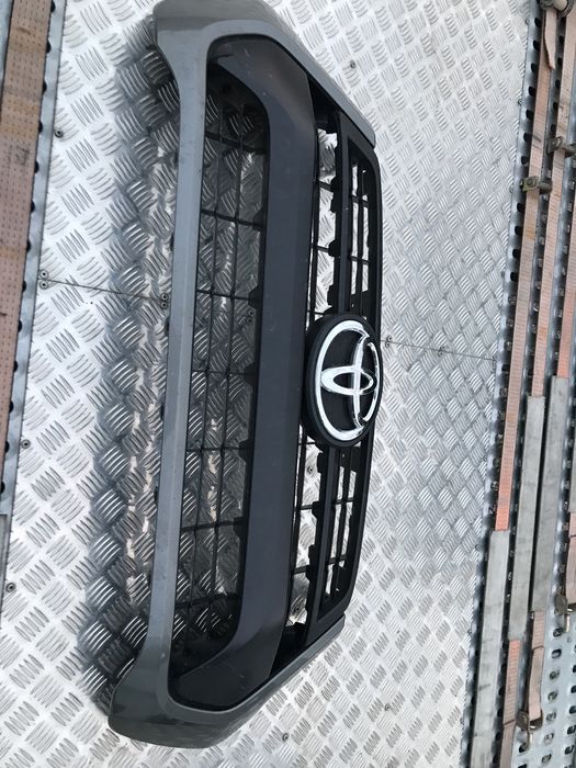 Предна решетка с емблема за Toyota Hilux ,Тойота Хайлукс 2020-