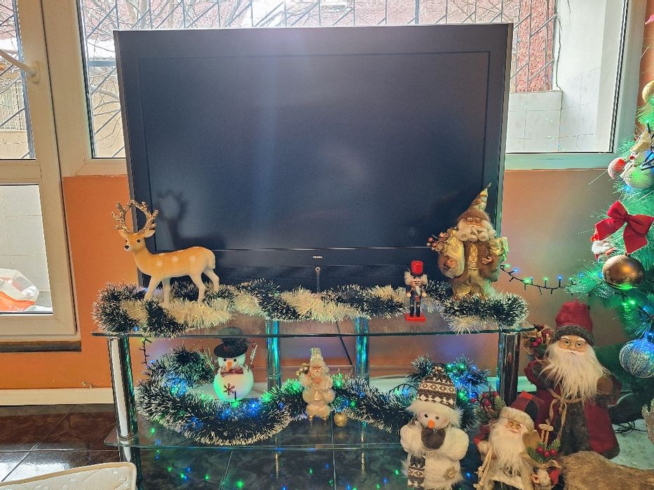 Телевизор 42" с маса