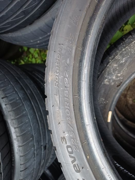 Vând 2 anvelope de iarna 225 40 r18 HANKOOK foarte bune din 2021