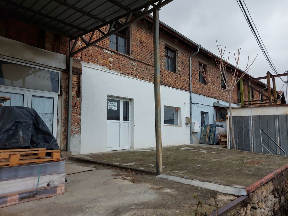 Дава се под наем Магазин в Карлово - 50 кв.м за 204 € - Снимка #1