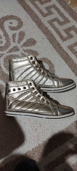 Нови дамски спортни елегантни обувки в златисто