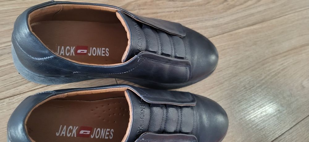 Продам подростковую обувь 39 рр