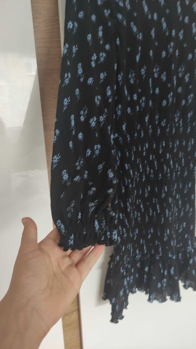 Черна рокля на сини цветя