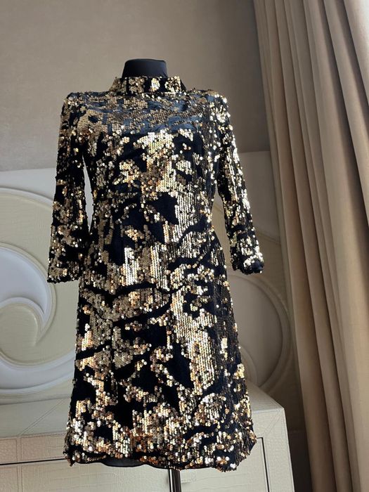 Блестящее платье в пайетках