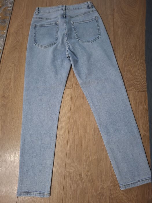 Vand blugi XS cu sclipici si broderie fluturasi