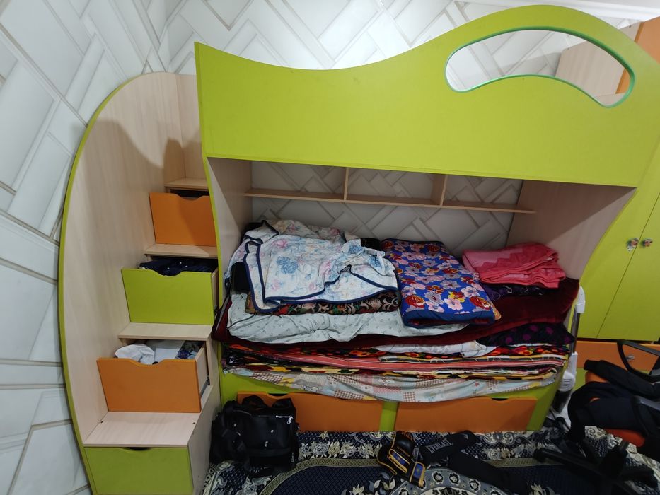 Детская кровать-чердак с лестницей и ящиками