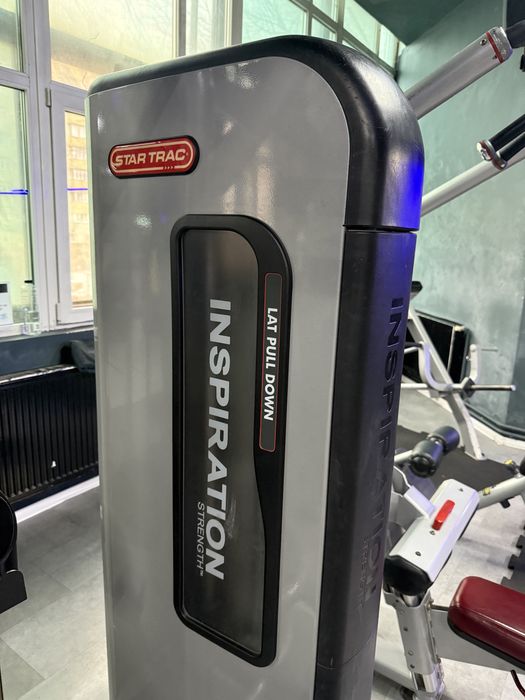 Lat pull down Star Trac Aparate fitness Technogym Matrix Hoist sala