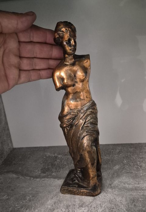 Statuetă decorativă Zeița Afrodita din antimoniu poleită cu cupru, înnălțime 24cm.