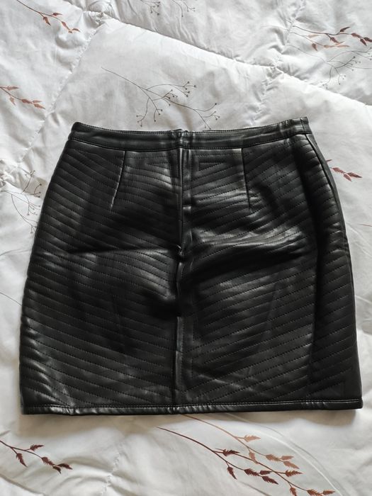 Кожена дамска пола с активен цип отпред