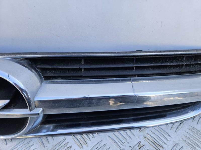 Grila superioara din capota cu defect Opel Vectra C