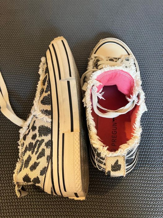 Teneși Pregunta la super preț!