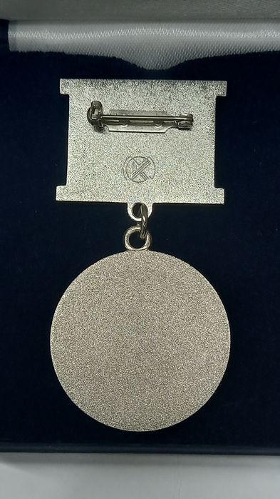 Продам знаки Кмд новые серебро