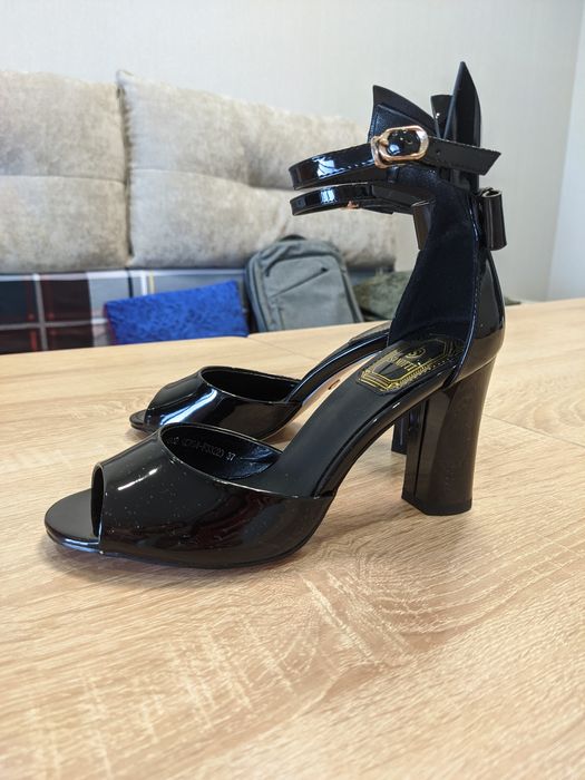 Женские босоножки