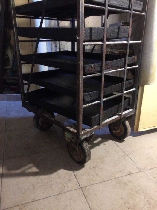 Колички за тави за закуски