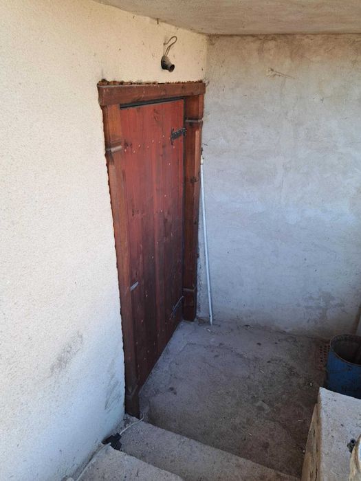 Дървена битова врата