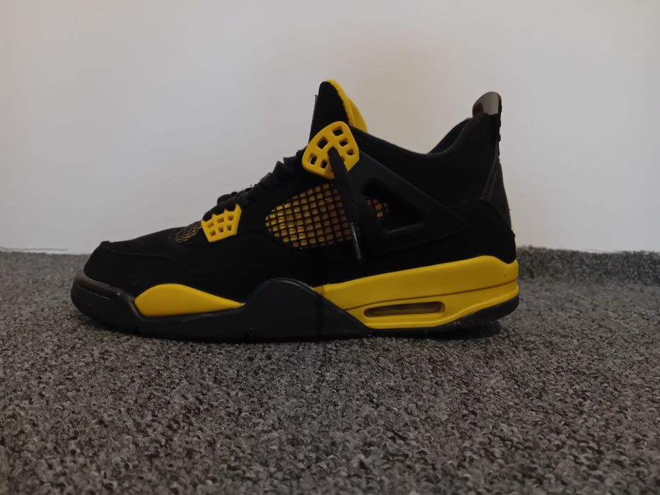 Jordan 4 black yellow thunder