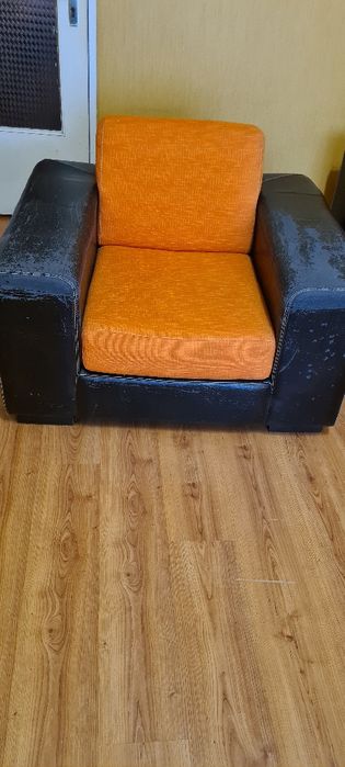 Диван с механизъм за спане и фотиол.