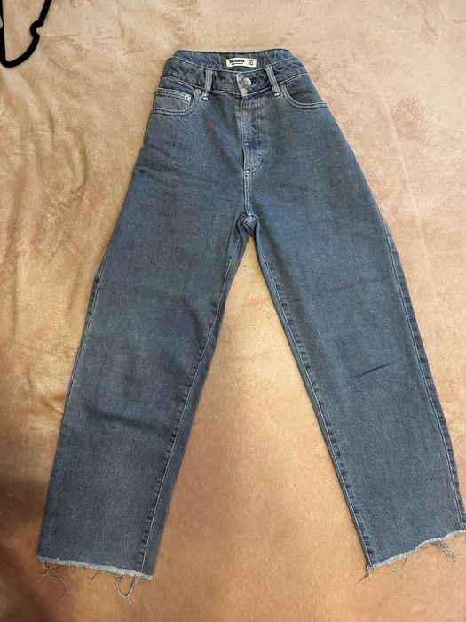 Blugi blu cu talie înaltă