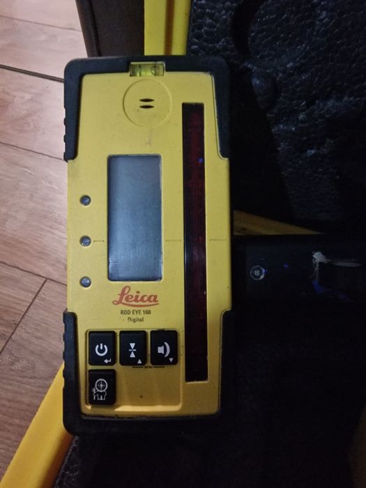 Laser rotativ Leica Rugby 410DG cu Rod-Eye 160 Digital profesionala