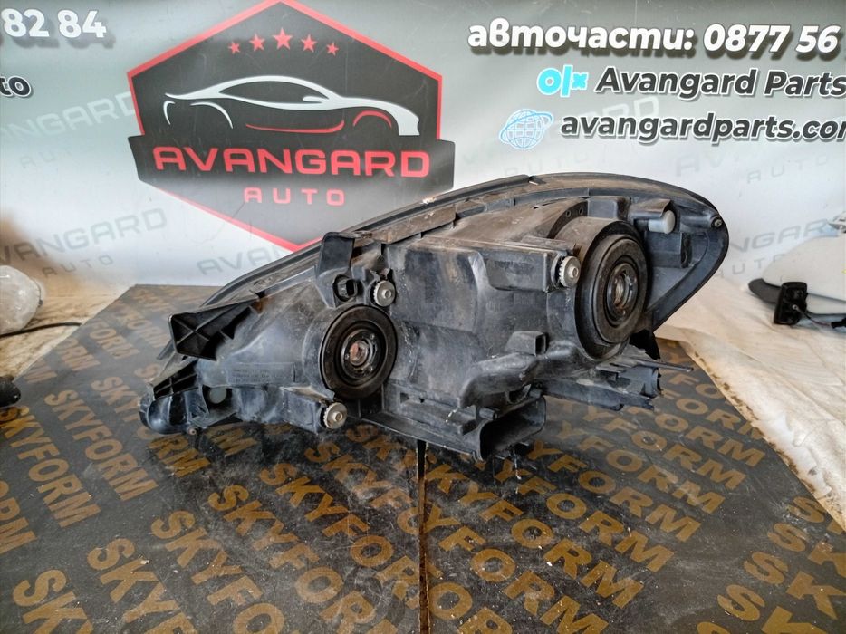 Десен фар Toyota Avensis Verso 2002