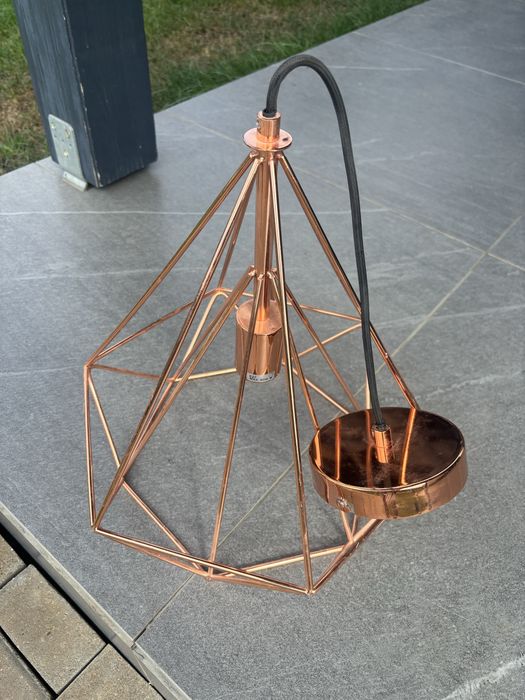 Lustră aurie forma diamant