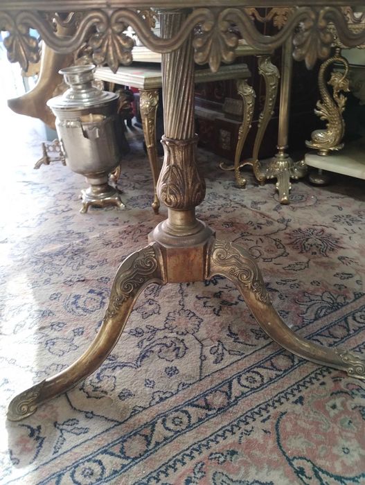 Кръгла холна маса- мрамор и бронз.