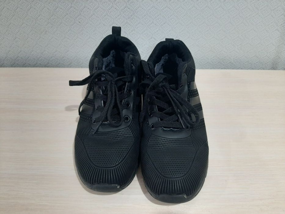 Продам демисезонние кроссовки