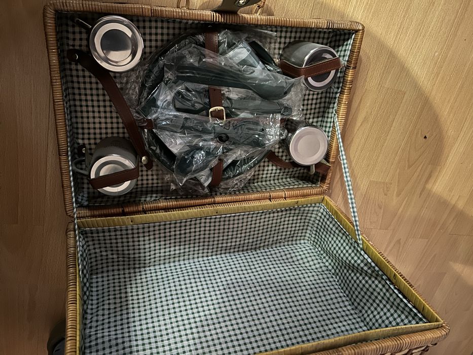 Vand set picnic pentru 4 persoane