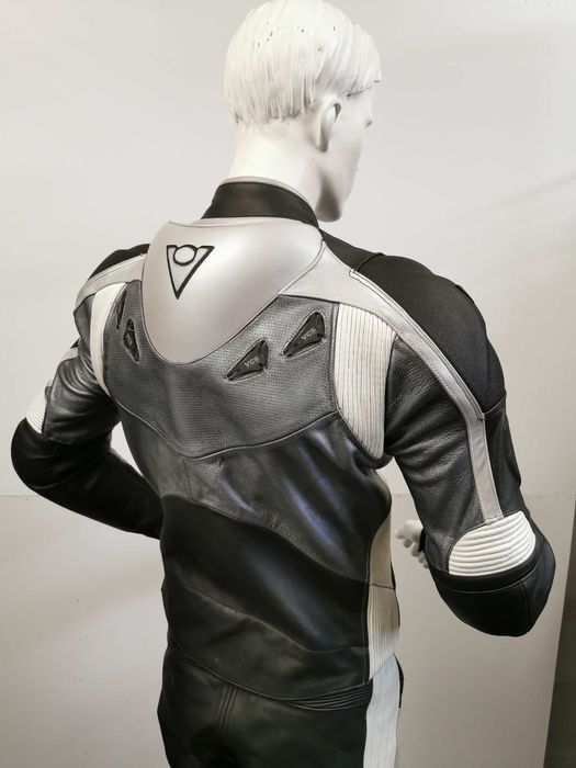 Costum moto piele RevIt  cu cocoașă mărime 48