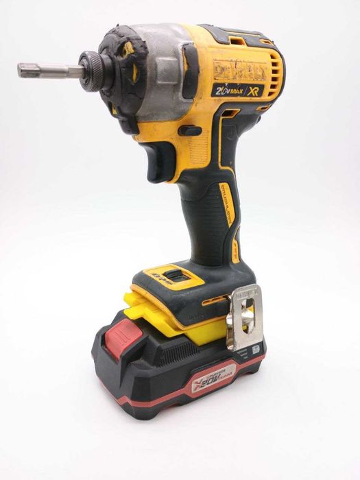 Adaptor baterie Parkside → scule DeWalt (galben)