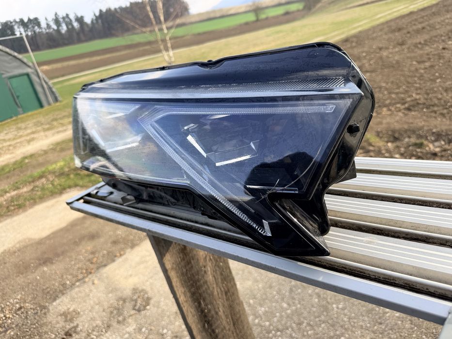 Десен фар за Skoda Oktavia IV Matrix-25”