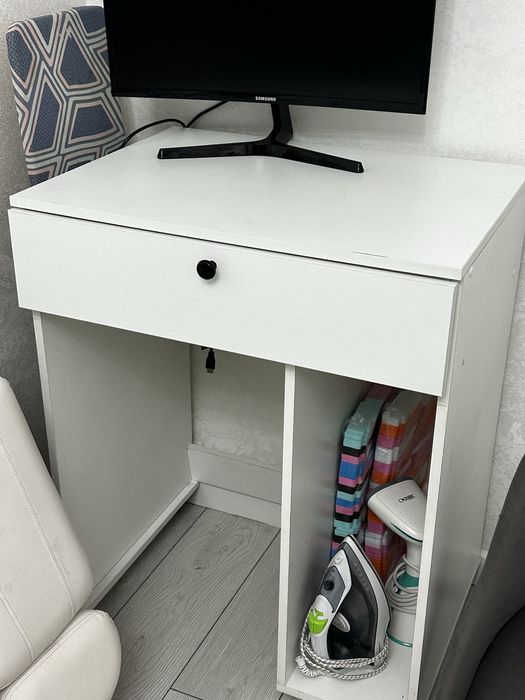 Компьютерный стол на колесиках