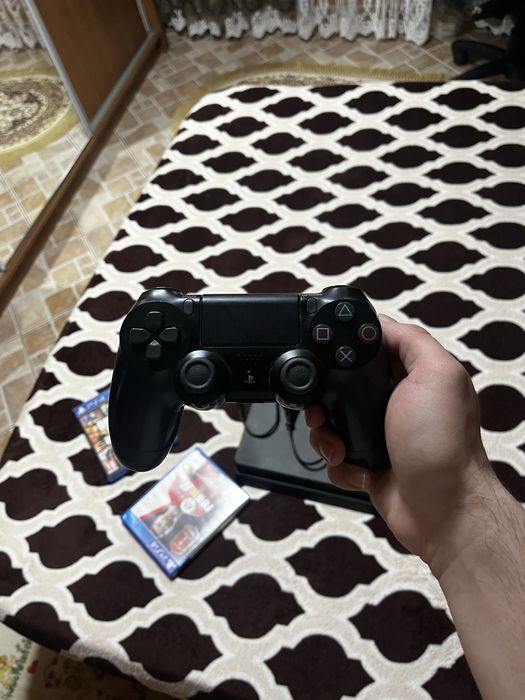 PS4 Slim  + GTA V + FIFA 18 + Minecraft