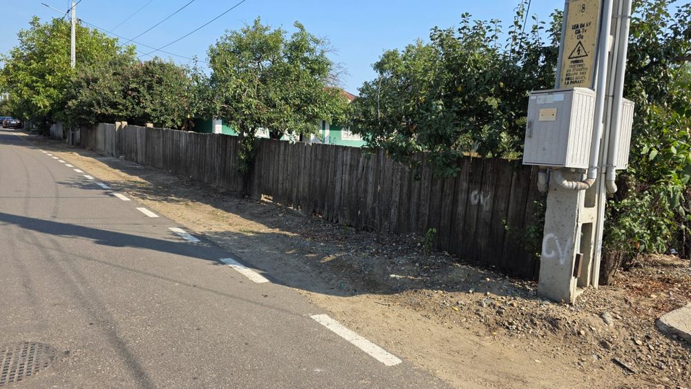 Vând teren +casă bătrânească