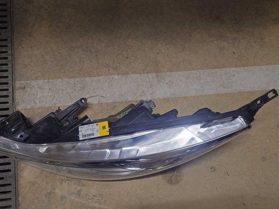 Фар за Нисан е-нв200 в добро състояние