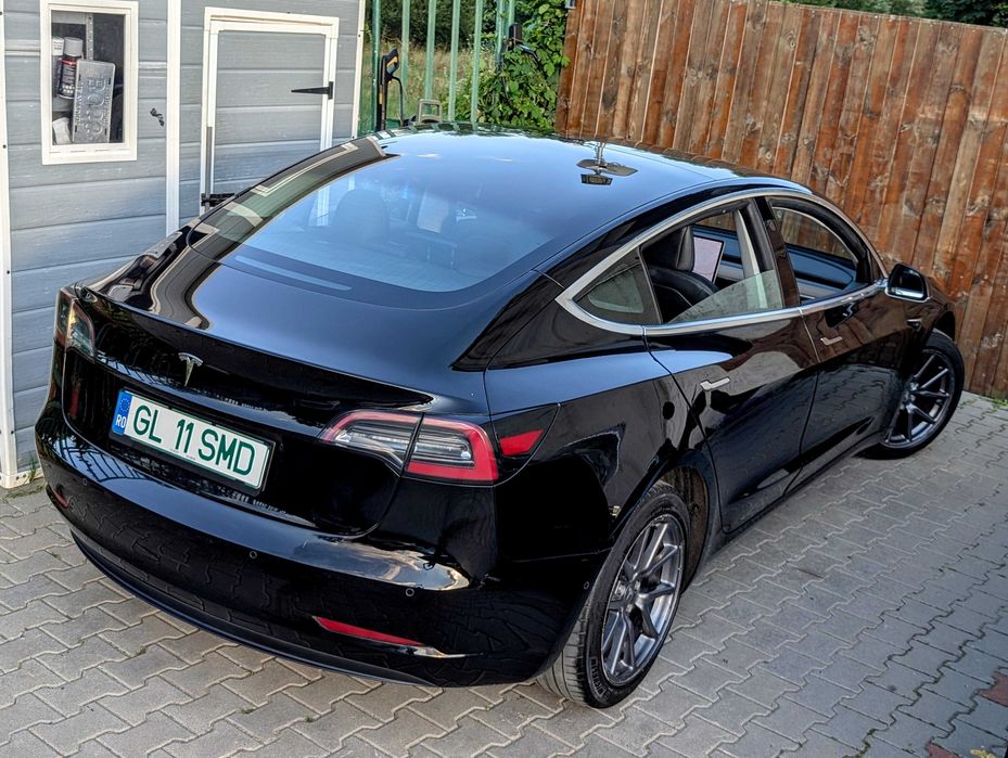Tesla Model 3 SR+