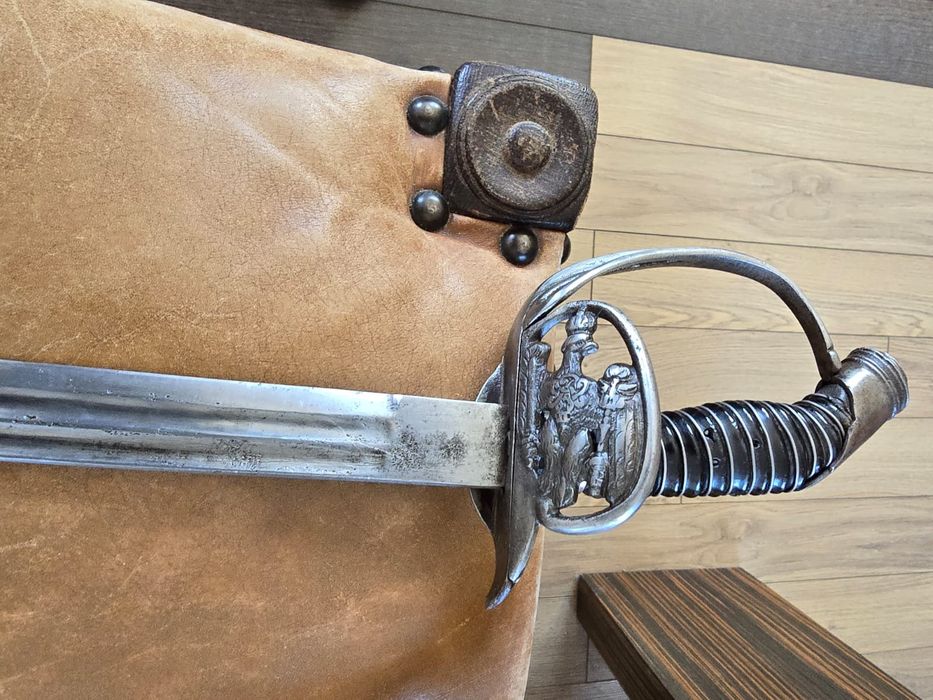 Колекция от стари саби щикове и ножове.