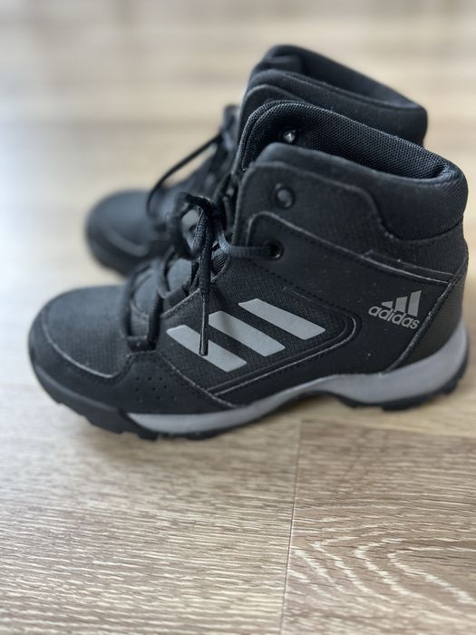 Adidas детски боти и Апрески