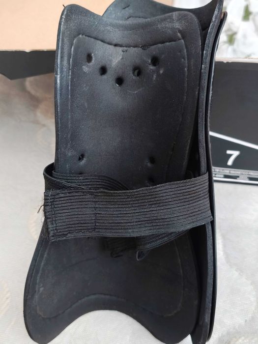 Футболни обувки бутонки Under Armour FORMTRUE; футболни кори BULLDOZER