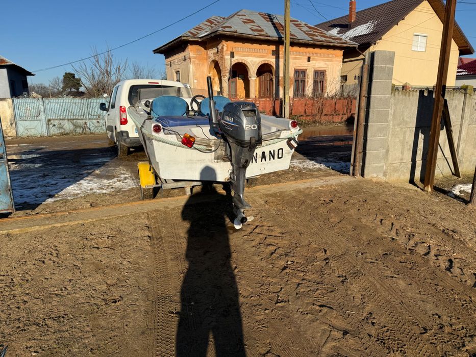 Barcă roca 4m cu greutate de 320 kg +motor yamaha   20cp și peridoc