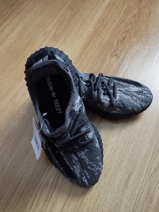 Adidasi Yeezy Boost