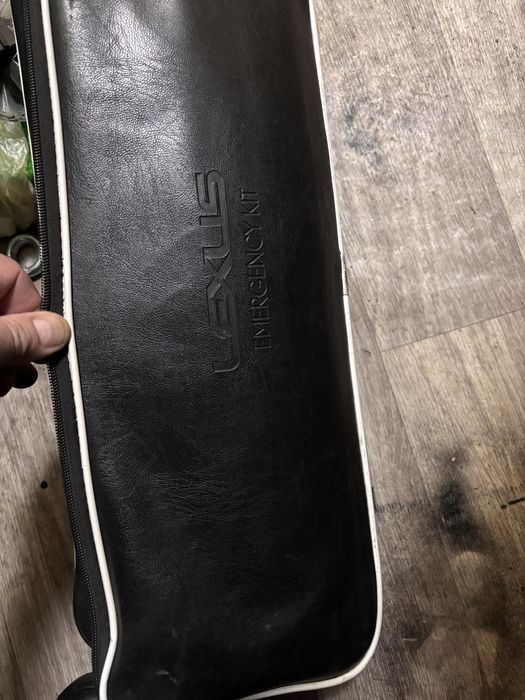 Продам аккумулятор. Домкрат. Планшет