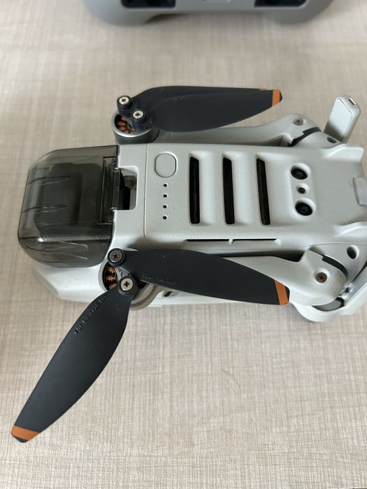 DJI Mini 4K – stare foarte bună – 77 km zburați – geantă cadou