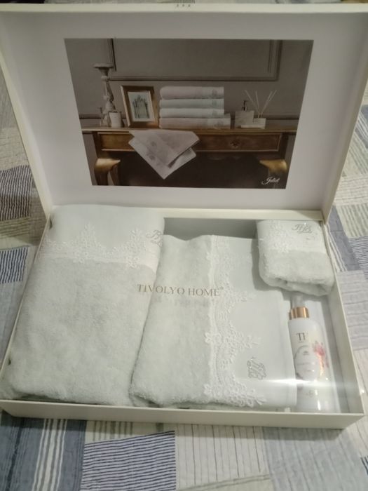 Махровые халаты для девочек и комплект полотенец новый